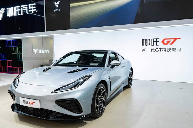 深圳4哪吒汽车在智能汽车领域的表现，领途汽车在新能源汽车市场中的影响力